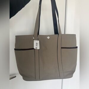 NWT Lululemon Daily Multi-Pocket Tote